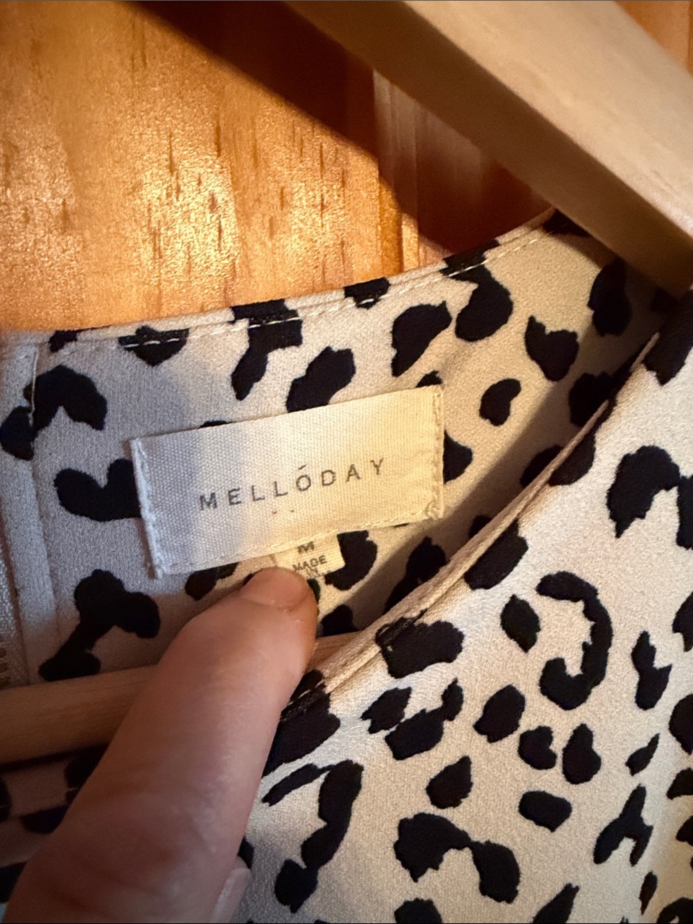 MELLODAY Black and White Leopard Puff Sleeve Blouse - Picture 2 of 11